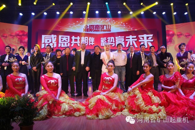 各位领导、嘉宾及公司领导与演员合影留念.jpg
