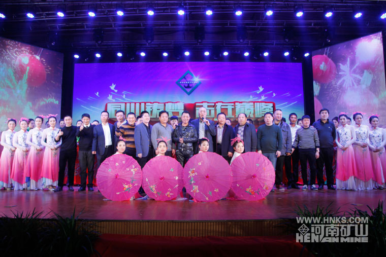 各位领导与演职人员合影留念.jpg